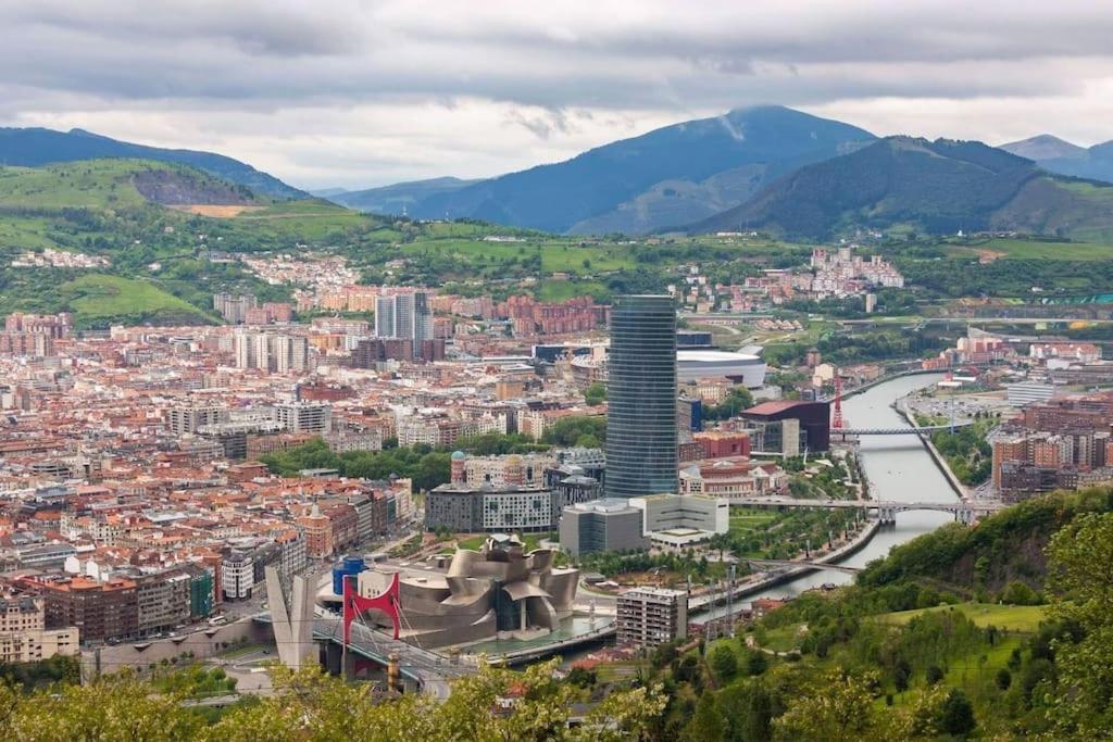 La casita verde. Metro cerca del Casco Viejo Bilbao Exterior foto