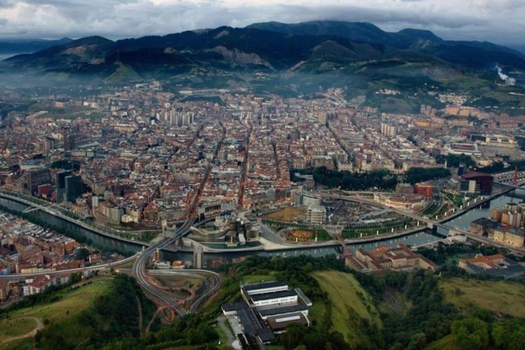 La casita verde. Metro cerca del Casco Viejo Bilbao Exterior foto