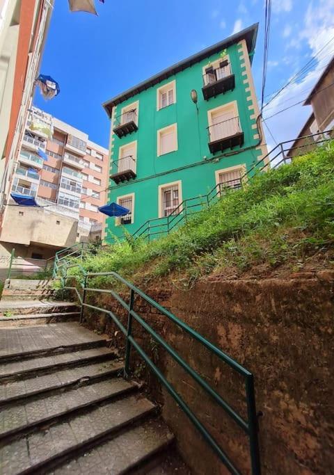 La casita verde. Metro cerca del Casco Viejo Bilbao Exterior foto